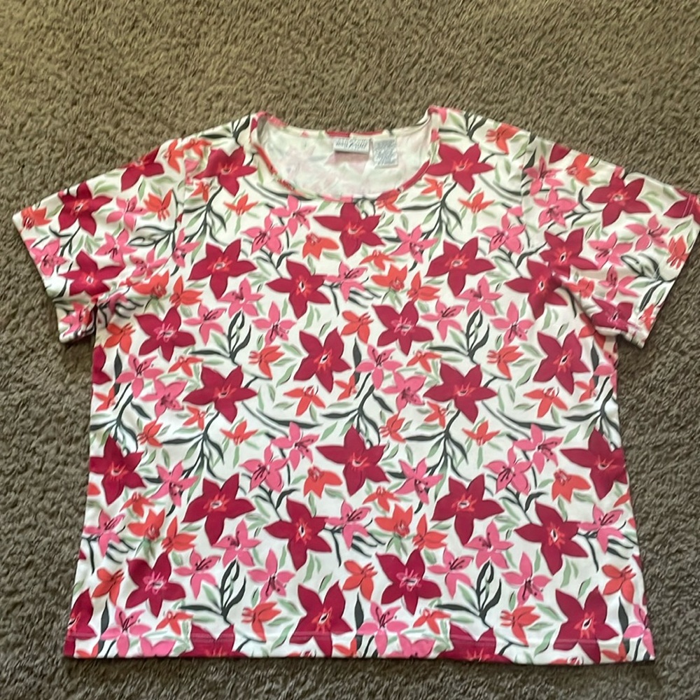 Ladies White Stag red, pink & orange floral print s/s top. Sz 26w/28w 46/48